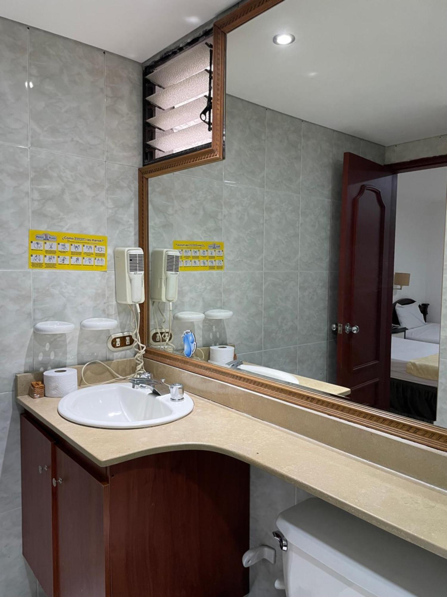 Hotel Prince Plaza Μεντεγίν Εξωτερικό φωτογραφία
